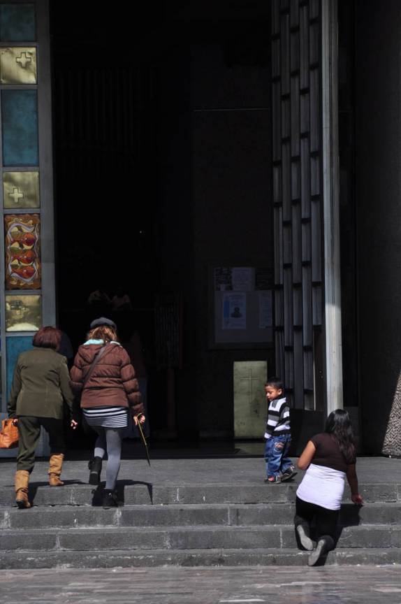 Fiéis chegam ajoelhados ao Santuário da Virgem de Guadalupe, na Cidade do México